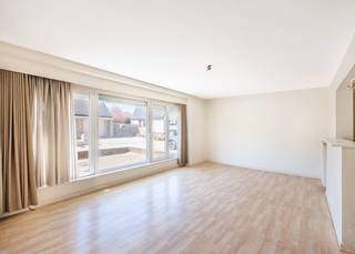 Appartement de plain-pied aux nombreux atouts et au fort potentiel, idéalement situé dans le charmant Koksijde-Bad. Ce bien à rafraîchir dispose de deux spacieuses chambres et bénéficie d’une agréable orientation ouest, garantissant une belle luminosité tout au long de la journée.<br /><br />L’appartement fait partie de la petite résidence Floride, composée de seulement six unités, offrant un cadre de vie calme et convivial. Situé dans la Hyacintenlaan récemment réaménagée, en bordure d’un quartier résidentiel, vous profitez également d’une situation à distance de marche du centre commercial.<br /><br />Disposition : hall d’entrée accueillant | vaste et lumineux séjour orienté à l’ouest | cuisine ouverte entièrement équipée | deux chambres confortables avec accès à un balcon à l’arrière | salle de bains avec baignoire, lavabo et raccordement pour machine à laver | toilette séparée.<br /><br />Un local à vélos commun est également à disposition.<br /><br />Vous êtes à la recherche d’un appartement paisible offrant de belles opportunités, que ce soit pour un investissement ou une résidence principale ? Contactez-nous dès aujourd’hui pour une visite et laissez-vous séduire par ses atouts !