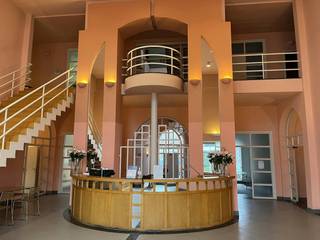 Ces espaces de bureaux ouverts à louer sont situés au premier étage d'un bâtiment commercial représentatif qui fait partie d'un site...