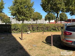 Een felbegeerde parkeerplaats in de drukke badstad gezocht? Wij bieden u de toegang aan tot deze parkeerplaats op wandelafstand van het centrum van Blankenberge.<br /><br />De parkeerplaats is makkelijk bereikbaar en bevindt zich buiten. De autostaanplaats is onmiddellijk beschikbaar. <br /><br />Aarzel niet en leg onmiddellijk uw bezoek vast! <br /><br />