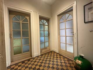 Surf naar www.abricasa.be en plan jouw verkoopafspraak in samen met onze digitale assistente Alice! Kijk je uit om zelf eigenaar te worden van een appartement? Bekijk dan zeker deze aanbieding!Wandel binnen in dit gezellig te maken appartement met een aangename en praktische indeling: compacte woonkamer, open keuken, berging - aansluiting voor wasmachine. De badkamer is rechtstreeks toegankelijk vanuit de hoofd slaapkamer. Vooraan treffen we de tweede kamer, ideaal als bureau voor thuiswerk, of als extra slaapkamer, gasten toilet en vestiaire kast. Extra bering in de kelderverdieping. Dubbel beglazing en verwarming met gaskachel. Wens je uw epc attest te verbeteren? Dat kan door de plafond te isoleren aan de binnenkant!Wil je jouw eigendom verkopen of zoek je een vastgoedmakelaar voor verhuur of beheer?Leer ons kennen!Abricasa – Vastgoed voor generaties: Jouw vastgoedpartner