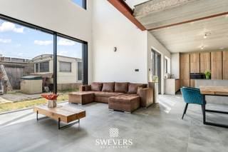 Voor meer info en foto’s, surf naar www.swevers.be – In een rustige, groene buurt van Herk-de-Stad vind je deze instapklare open bebouwing aan de Terbermenweg 156. De woning werd volledig gebouwd tot een moderne, energiezuinige thuis met zonnepanelen en mogelijkheid tot airco. Met een bewoonbare oppervlakte van 184 m² biedt het pand veel ruimte en comfort. De lichtrijke leefruimte (37 m²) sluit naadloos aan op de ruime keuken (28 m²) met kookeiland en directe toegang tot de zuidgerichte tuin. Verder op het gelijkvloers: een praktische berging, een gastentoilet en een aparte slaapkamer of bureauruimte. Boven bevindt zich een ruime slaapkamer, een moderne badkamer met inloopdouche en dubbele wastafel, een extra toilet en een open nachthal met vide. De woning beschikt niet over een kelder of zolder, maar biedt voldoende bergruimte. Gelegen op 6 are en op korte afstand van winkels, scholen, openbaar vervoer en snelwegen, combineert deze woning rust met bereikbaarheid. Voor meer informatie, bel 011 255 155. Bron bewoonbare oppervlakte: EPC – verslag.