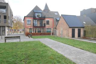 - Centraal gelegen tweeslaapkamer-appartement voorzien van alle moderne comfort- Op de eerste verdieping: Markt 18 bus 101 Houthulst- Fenomenaal...