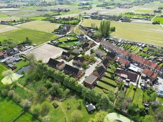 Deze <span><strong>landelijk nieuw te bouwen</strong></span> woning maakt deel uit van een rustige verkaveling van 26 woningen langs de Lendeleedsestraat in Izegem. De verkaveling is een plezier voor zowel jong als oud. Enerzijds is de verkaveling vrij landelijke gelegen en wordt er binnen de verkaveling een groene zone voorzien, anderzijds is de verkaveling gelegen op fietsafstand van het centrum van Izegem.<br />De <span><strong>unieke uitstraling</strong></span> van deze woning wordt bekomen door zijn landelijke charme dankzij een oude recuperatie gevelsteen in combinatie met de vele natuursteen elementen. De unieke diepe tuin met <strong><span>zonnige oriëntatie (zuid/west)</span></strong> maakt deze woning zeer bijzonder.<br />Op het gelijkvloers van deze woning vinden we een ruime leefruimte met <span><strong>veel lichtinval</strong></span> met aansluitend een open keuken. Palend aan de keuken wordt een ruime berging voorzien. In de inkomhal vinden we de trap naar de eerste verdieping waar er <span><strong>3 ruime slaapkamers </strong></span>voorzien zijn. De masterbedroom beschikt eveneens over een mooie <span><strong>dressingruimte</strong></span>. Verder vinden we hier de badkamer (met inloopdouche, bad en dubbel lavabo) en een afzonderlijk toilet.<br />Deze nieuw te bouwen woning wordt volledig afgewerkt met kwalitatieve materialen zoals o.a. maatkeuken inclusief toestellen met een natuurstenen werkblad, vloerverwarming op het gelijkvloers en de eerste verdieping aangestuurd door middel van een warmtepomp (water/lucht), laminaat in de slaapkamers, zonnepanelen, oprit, terrassen, eiken trap, regenwaterpomp in de put … Optioneel mogelijk voor <span><strong>extra slaapkamers op zolder.</strong></span> De keuzes voor de afwerking zijn volledig naar smaak van de koper.<br />Interieurfoto’s zijn als voorbeeld van een gelijk(w)aardige woning. <br />Ontdek deze nieuwbouwwoning in Izegem<br />Grondoppervlakte: 403 m² / E-peil : 30 / Prijzen excl. btw en registratiebelastingen<br />Voor meer informatie, contacteer BOUW BOSSU op het nummer 0496 101 201 - www.bouwbossu.be<br />6% btw mogelijk onder voorwaarden