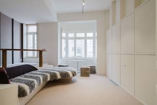 In <strong>hartje Blankenberge</strong> bevindt zich dit <strong>recent gerenoveerde herenhuis</strong> met maar liefst <strong>360 m² bewoonbare oppervlakte</strong>. De woning combineert <strong>authentieke charme</strong> met <strong>modern comfort</strong> en een <strong>kwalitatieve afwerking</strong>.<br /><br />Op het <strong>gelijkvloers</strong> vind je een <strong>volledig uitgeruste keuken</strong> met <strong>kookeiland en haard</strong>, een <strong>ruime eetkamer</strong> en een <strong>badkamer</strong>. De <strong>eerste verdieping</strong> omvat een <strong>gezellige leefruimte</strong>, een <strong>ruime master bedroom</strong> en een <strong>badkamer met toilet</strong>. Op de <strong>tweede verdieping</strong> bevinden zich <strong>een slaapkamer</strong> met <strong>aansluitende leef- of bureauruimte</strong>, eenvoudig om te vormen tot <strong>extra slaapkamer</strong>, en een <strong>badkamer met toilet</strong>. De <strong>derde verdieping</strong> biedt <strong>bijkomende inrichtingsmogelijkheden</strong>.<br /><br />De <strong>ingerichte lager gelegen verdieping</strong> met <strong>keuken, slaaphoek en badkamer</strong> is ideaal voor <strong>gasten of polyvalent gebruik</strong>.<br />Met een <strong>EPC-label C (202 kWh/m²),</strong> <strong>warmtepomp</strong> en <strong>conforme elektrische installatie</strong> is dit een <strong>veelzijdige eigendom</strong>, geschikt als <strong>vaste woonst of tweede verblijf aan zee</strong>.<br /><br /><u><strong>Troeven:</strong></u><br />- Topligging op 50 meter van het strand<br />- 360 m² bewoonbare oppervlakte<br />- 2 slaapkamers, met mogelijkheid tot een derde<br />- Recent gerenoveerd<br />- EPC C en warmtepomp<br />- Conforme elektrische installatie<br /><br /><u><strong>Interesse in een bezoek?</strong></u><br />Contacteer Frank Lagae via 0475 674 835 of frank@dekeyser.immo