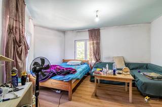 <p><span> </span></p><p><span>Immeuble de rapport (120 m²) composé de 3 logements à Anvers (2060)</span></p><p><span>Situé dans un quartier en plein essor près du Park Spoor Noord, cet immeuble de rapport intéressant offre une superficie totale d'environ 120 m². Cet immeuble d'angle comprend 3 logements indépendants d'environ 37 m² chacun et génère actuellement un revenu locatif mensuel de €1 370, susceptible d'être indexé.</span></p><p><span>Chaque logement dispose de compteurs individuels pour le gaz, l’eau et l’électricité, ce qui facilite la gestion. L’immeuble d’angle a été </span><span>rénové</span><span>en </span><span>2014 (?) </span><span>. À cette occasion, le toit a notamment été refait, l’installation électrique mise aux normes et des fenêtres en aluminium à double vitrage ont été posées.</span></p><p><span>Grâce à son emplacement idéal, aux revenus locatifs actuels et à son potentiel d’appréciation, cet immeuble constitue une opportunité intéressante pour les investisseurs.</span></p><p><span>Vous recherchez un bien de rendement offrant de nombreuses possibilités ? Ne manquez pas cette occasion ! Surface utile : 120 m² – réf. : surface brute. Pour plus d’informations ou une estimation gratuite, rendez-vous sur </span><span><span>www.hansimmo.be</span></span><span>.</span></p><p><span> </span></p>