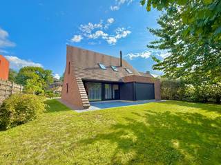 Dit soort woonhuizen, met zeer toffe architectuur en in OPEN bebouwing, komen amper te koop in deze prijsklasse. Hier heeft u de IDEALE combinatie van ruimte (zowel binnen als buiten), rust & bereikbaarheid/ligging. <br />Dit 100% instapklaar pand, met bewoonbare oppervlakte van 272m², ligt op een volwaardig & mooi perceel van 738m² met perfecte oriëntatie. Door de karaktervolle leuke houten elementen wordt er een leuke / huishoudelijke sfeer gecreëerd waarbij connectie en licht centraal staan !<br />Troeven: <br />- Te koop van eerste eigenaar (BJ 1989) - jarenlang perfect onderhouden;<br />- Ultra stevig woonhuis (betonnen gewelven) met leuke ruimtes/elementen;<br />- EPC LABEL C (CV-ketel op aardgas (2012) + nodige isolatie) - zeer goede score voor dit type woonhuis !<br />- Zeer volwaardige moderne leefruimte rechtstreeks verbonden aan de tuin;<br />- Nette / tijdloze keuken + mooie badkamer en extra doucheruimte beneden;<br />- 2 aparte toiletten<br />- 3 volwaardige slaapkamers verbonden door de lichtrijke hal;<br />- Zeer ruime dubbele inpandige garage + volwaardige oprit. <br />- Aangename onderhouden tuin en recent terras ! <br /><br />Indeling: inkomhal met ingemaakte kasten en apart toilet, handige kelder, riante leefruimte met eet- en zithoek, houthaard en aparte bureau/speelruimte, nette keuken met eetplaats, wasplaats/berging met kasten, aparte doucheruimte en de dubbele inpandige garage. <br />1ste verdieping: open nachthal, apart toilet, 3 slaapkamers en de badkamer met dubbele lavabo en bad. <br />+ de aangename tuin met zonneterras. <br />+ de volwaardige dubbele oprit vooraan. <br /><br />De volwaardigheid, instapklaarheid & jarenlange onderhoud zijn hier fantastische troeven waarover deze open bebouwing beschikt ! <br />Meer info of een bezoek? Bel WIJSvastgoed op +32 9 395 80 10 !