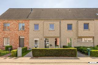 <p>Bent u op zoek naar een recente (2013), instapklare woning op een toplocatie? Dan is deze energiezuinige gezinswoning, gelegen in het hart van Loenhout, zeker een bezoek waard. <br />Via de inkomhal met praktische ingemaakte kasten en een apart gastentoilet komt u in de lichtrijke leefruimte op onderhoudsvriendelijke tegelvloer. Aansluitend bevindt zich de volledig ingerichte keuken, die alle nodige comfort biedt. Verder is er op het gelijkvloers een handige wasruimte met de technische voorzieningen. Op de eerste verdieping vindt u drie volwaardige slaapkamers, een badkamer uitgerust met een ligbad, douche en dubbele lavabo, evenals een tweede apart toilet. Via een toegangsluik bereikt u de zolder, die nog volledig naar eigen wens kan worden afgewerkt en extra mogelijkheden biedt. De tuin is zuid-west georiënteerd en volledig omheind. Bijkomend is er achteraan nog een garage voorzien.</p><p>Troeven van de woning:<br />- EPC-label A met score 3 kWh/(m2jaar)<br />- 12 zonnepanelen <br />- Elektriciteit conform<br />- Kindvriendelijke omgeving<br />- Garagebox </p><p>Deze woning is pas beschikbaar vanaf februari 2027!</p>