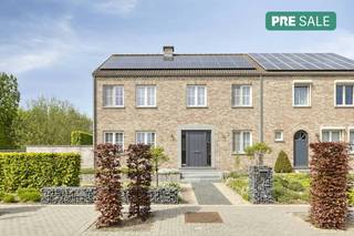 In een rustige, doodlopende straat in de Haagdoornlaan 23 te Kuringen bevindt zich deze goed onderhouden halfopen bebouwing op een perceel van 10a 71ca. Dankzij de gunstige ligging woont u hier in alle rust, terwijl u toch dichtbij alle voorzieningen bent, zoals winkels, scholen, het centrum van Hasselt en de autostrade.De woning, gebouwd in 1996, biedt met haar 215 m² bewoonbare oppervlakte alle ruimte en comfort voor een gezin. Bij het betreden van de woning komt u in een ruime inkomhal met gastentoilet, die toegang geeft tot de lichtrijke woonkamer. Vanuit de leefruimte geniet u van een mooi zicht op het terras en de aangelegde tuin, wat zorgt voor een aangename en open sfeer.Aansluitend bevindt zich de praktische keuken, die rechtstreeks in verbinding staat met de berging/wasplaats. Op de eerste verdieping zijn er drie volwaardige slaapkamers, een bureau en een ruime badkamer, uitgerust een douchecel.Via een vaste trap bereikt u de zolderverdieping, waar nog twee extra kamers werden ingericht. Deze ruimtes lenen zich perfect als bijkomende slaapkamers, hobbyruimte of thuiskantoor.Buiten vormt de mooi aangelegde tuin met tuinhuis een echte meerwaarde. Het is een ideale plek om te ontspannen en te genieten van het buitenleven in alle rust en privacy.De woning beschikt bovendien over een ruime garage met plaats voor twee wagens en is uitgerust met zonnepanelen, wat bijdraagt aan een energiezuinige en toekomstgerichte woonst.Kortom, een instapklare en bijzonder ruime gezinswoning op een topligging in Kuringen, waar rust, bereikbaarheid en comfort perfect samenkomen.De eigendom wordt aangeboden via de Pre-sale formule. Op 27/05/2026 tussen 15:00 en 19:00 kan u de woning op afspraak komen bezichtigen en een bod uitbrengen. De vermelde prijs is een instelprijs. Voor meer info, gelieve contact op te nemen met de dossierverantwoordelijke.Bestuursmaatregelen in het maatregelenregister: nee