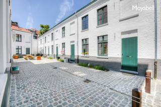 Charmante woning te huur in het hart van Gent. De woning werd volledig heropgebouwd in 2015 en beschikt over een open keuken, en twee verdiepingen die kunnen worden ingericht als slaapruimte.<br /><br />Op de bovenste verdieping bevinden zich een douche en lavabo. Daarnaast is er een gemeenschappelijke koer aanwezig.<br /><br />Ideaal voor starters, alleenstaanden of studenten. Studenten dienen er rekening mee te houden dat een tweede verblijfstaks van toepassing is.<br /><br />Bezoekmoment: maandag 8 juni om 14.00 uur.