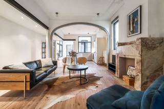 Dit uiterst smaakvol gemeubeld appartement is een 'hidden gem' gelegen in het hart van Antwerpen in een levendige voetgangerszone, omringd...