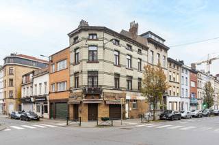 <p><span><strong>Handelswoning met commercieel gelijkvloers en 4 slaapkamers</strong></span></p>
<p>Bent u ondernemer en op zoek naar de perfecte combinatie tussen wonen en werken in Molenbeek? Dan is deze handelswoning in de Vier-Windenstraat precies wat u zoekt. Dankzij de nabijheid van scholen, winkels en openbaar vervoer is dit commercieel gezien een absolute toplocatie. Bovendien bereikt u met de wagen in geen tijd zowel het centrum van Brussel als dat van Dilbeek.</p>
<p><span>Indeling</span></p>
<p>Op het gelijkvloers en in de kelderverdieping bevindt zich de handelsruimte (90m²), die momenteel verhuurd is en wordt gebruikt als beenhouwerij, atelier en opslagruimte.<br />Op de<strong> eerste verdieping</strong> treffen we een ruime keuken met toegang tot een gezellig terrasje, evenals een grote, lichtrijke leefruimte (28m²) dankzij de royale raampartijen.<br />De <strong>tweede verdieping</strong> omvat een douchekamer met toilet, een slaapkamer (12m²) en een extra grote leefruimte die eenvoudig kan worden opgedeeld in twee slaapkamers van 15m² en 12m².<br />Op de <strong>derde verdieping</strong> vinden we een volledig ingerichte studio (33m²) met keuken, douche, toilet en twee slaapkamers.</p>
<p>Kortom: een ideaal pand voor ondernemers met een groot gezin die hun zaak willen uitbouwen op een uitstekende locatie, met hun privéwoning slechts enkele trappen hoger!</p>
<p><strong>Extra troeven:</strong><br />– Direct rendement: handelsruimte verhuurd aan € 2.000/maand<br />– Commerciële toplocatie<br />– Hoogrendementsbeglazing (2013)</p>
<p>Interesse? Contacteer ons voor een bezoek ter plaatse.<br /><strong>02 887 80 56 – info@impromove.be</strong></p>