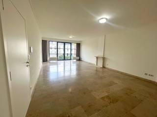 Dit appartement in Hasselt is te huur op een toplocatie aan de kleine ring van Hasselt, op korte afstand van het centrum van Hasselt. Dankzij de ligging in Hasselt geniet u van een uitstekende bereikbaarheid en bevinden alle voorzieningen zich in de directe omgeving. Dit appartement in Hasselt wordt aangeboden voor verhuur en is ideaal voor wie comfortabel wil huren in een levendige buurt.Verdiep +3- inkomhal- lichtrijke leefruimte- volledig uitgeruste keuken- 2 bergings- 2 volwaardige slaapkamers- badkamer- toilet- balkon- terrasVerdiep -1- kelderberging- staanplaatsDit energiezuinig appartement te huren in Hasselt beschikt over een praktische indeling en een private staanplaats, wat een grote troef is in deze regio van Hasselt. De ligging op de kleine ring van Hasselt zorgt voor een vlotte verbinding naar omliggende gemeenten en het centrum van Hasselt.In de nabije omgeving van dit vastgoed in Hasselt vindt u scholen, winkels en openbaar vervoer, wat het dagelijks leven bijzonder aangenaam maakt. Dit appartement in Hasselt is ideaal voor wie op zoek is naar immo te huur met een goede ligging en alle comfort binnen handbereik.De snelste manier om een bezoek te brengen aan dit appartement? Vraag je bezoek aan via de rode knop op onze website (www.dewaele.com).Telefonisch kunnen er geen afspraken gemaakt worden. Bij andere vragen kun je ons telefonisch contacteren via 011 30 50 50.