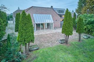 <p>Ben je gedreven en op zoek naar een mooie locatie en nieuwe uitdaging?<br />Wel, dan is dit uitstekende handelspand met woonst, gelegen aan de Luikersteenweg, iets voor jou. Het geheel ligt op een uitgestrekt perceel van 5664m² en heeft een netto bruikbare oppervlakte gelijkvloers van ca 378m².<br />Deze commerciële ruimte biedt een ideale kans voor ondernemers die op zoek zijn naar een plek die zowel werk als wonen combineert.<br />De uitstekende verbinding met de omliggende gemeenten draagt bij aan de vele mogelijkheden die dit handelspand te bieden heeft. <br /><br />De flexibele indeling biedt tal van mogelijkheden, waardoor je het pand geheel naar eigen wens kunt inrichten. De ruimte is geschikt voor diverse bedrijfsactiviteiten, wat het extra aantrekkelijk maakt.</p>
<p>Naast de commerciële voordelen is er ook de mogelijkheid tot woongenot. Dit pand biedt de gelegenheid om boven jouw zaak te wonen, wat praktisch is.<br /><br /><span><u><strong>INDELING</strong></u></span><br /><u>Gelijkvloers</u> : inkom - diverse functionele ruimtes - orangerie - toiletruimtes - mezzanine<br /><u>Verdieping</u> : trap naar verdieping - keuken - zitplaats - badkamer - 3 slaapkamers - nachthal<br /><u>Kelder</u> : kelder met verschillende bergingen<br /><br />Tuin : aangenaam terras omgeven door een aangelegde tuin met vijver waar het heerlijk vertoeven is<br /><br /><strong>Interesse om dit pand te ontdekken ? Maak een afspraak via email (joris@limbo.be) of telefoon (0496/166 339); ik begeleidt je graag verder.</strong><br /><br /> </p>