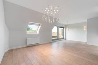 <p>In Ertvelde centrum, op 100m van de wekelijkse markt, lokale winkels en gezellige horecazaken, bevindt zich dit recente Premium-duplexappartement (opgeleverd in 2012). Snelle verbinding ook naar R4 (Ring rond Gent) en E34 (Antwerpen - Knokke).</p><p> </p><p>Dankzij de praktische indeling, kwalitatieve zeer hoogwaardige afwerking en uitstekende EPC A-label vormt dit appartement een ideale opportuniteit voor zowel eigen bewoning als investering.</p><p> </p><p>De inkomhal is centraal gelegen en voorziet toegang tot de lichtrijke leefruimte, deze wordt gekenmerkt door stijlvolle maatwerkkasten en toegang tot het Zuidgerichte terras. Aanpalend bevindt zich de volledig uitgeruste keuken met aansluitend praktische berging, ook voorzien van lavabomeubel.</p><p>Verder beschikt het appartement op dit niveau over een slaapkamer/bureau en gastentoilet.</p><p>Op de verdieping bevinden zich een tweede slaapkamer, de badkamer (bad, douche, lavabo en toilet) alsook een berging die eveneens toegang biedt tot de kruipzolder.</p><p> </p><p>Het appartement beschikt over een ruime ondergrondse autostaanplaats, die mee wordt aangeboden voor € 26.000,00.</p><p>Uiteraard lift in het gebouw aanwezig alsook gemeenschappelijke fietsen-/afvalberging.</p><p></p><p>Indien u aan de voorwaarden voldoet, kan de aankoop mogelijk genieten van het verlaagde verkooprecht van 2% (aankoop enige en eigen woning, natuurlijk persoon,...)</p><p> </p><p><strong>Disclaimer:</strong> De foto's in deze online publiciteit zijn deels bewerkt met behulp van artificiële intelligentie (AI) om de visualisatie van de ruimtes te optimaliseren. Ze dienen uitsluitend ter illustratie en kunnen afwijken van de werkelijke situatie. Tijdens een plaatsbezoek krijg je een correct beeld van het pand.</p><p><br /><strong><u>Een bezichtiging toont echt hoe bijzonder dit pand is!</u></strong></p><p>Contacteer Steffi telefonisch op 0498/50.50.94 of per mail: steffi@vastgoeddevos.be</p>