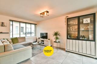 In een rustige straat in Oostkamp bevindt zich deze gerenoveerde woning, waar wooncomfort en een gunstige ligging hand in hand gaan. Dankzij de nabijheid van het station, openbaar vervoer, winkels en sportvoorzieningen geniet u hier van een praktische woonomgeving.<br /><br />Via de inkomhal betreden we de woning, die ons leidt naar de ruime en lichtrijke leefruimte met eetplaats. De open indeling en grote raampartijen zorgen voor een luchtig en aangenaam woongevoel. Door het schuifraam baadt de ruimte in natuurlijk licht en vormt deze een naadloze verbinding met de tuin. Aansluitend bevindt zich de volledig uitgeruste keuken, stijlvol ingericht en voorzien van alle comfort voor dagelijks gebruik. Verder beschikt het gelijkvloers over een berging met aansluitingen voor wasmachine en droogkast, evenals een apart gastentoilet. De eerste verdieping beschikt over twee volwaardige slaapkamers en een moderne badkamer met ligbad, inloopdouche, dubbele lavabo, spiegelkast en handdoekdroger. Via een zolderluik kunt u zich begeven tot de zolder.<br /><br />Buiten geniet u van een zuid-oost gerichte, aangelegde tuin, ideaal om de hele dag door van de zon te genieten. Een praktische tuinberging maakt de eigendom compleet.<br /><br />De vermelde prijs is een richtprijs; elk bod, hoger of lager, wordt voorgelegd aan de eigenaar die zich het recht voorbehoudt om dit te aanvaarden of te weigeren.<br /><br />Neem voorsprong met een vrijblijvende, gratis schatting van uw eigendom via:<br />www.residentievastgoed.be/gratisonlineschatten