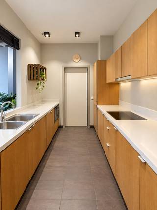 TE KOOP - GENT. In deze prestigieuze burgerwoning bevindt zich een smaakvol tweeslaapkamer appartement, dat recent werd gerenoveerd met kwalitatieve materialen en oog voor detail. Hoge plafonds en royale ramen laten het daglicht volop binnenvallen, terwijl warme parketvloeren de leefruimte een uitnodigend karakter geven.<br />Het appartement beschikt over een volledig ingerichte keuken, twee slaapkamers, een badkamer met ligbad, een afzonderlijk toilet en een praktische berging met aansluiting voor een wasmachine. Ook buiten is het aangenaam vertoeven: op het sfeervolle terras kunt u in alle rust genieten. Een karaktervolle thuis op een centrale ligging in Gent.<br />EPC label C: code:0003030125_RES1