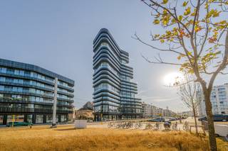 Vivre au plus haut niveau prend un nouveau sens dans ce luxueux appartement à vendre situé dans l'emblématique Heroes Tower de Knokke-Heist. Avec une surface habitable généreuse d'environ 220 m², vous découvrirez une grandeur sans pareil, renforcée par le concept intérieur apaisant et sophistiqué de la célèbre agence Grain Design. Situé sur la place animée Heldenplein à Knokke-Heist, cet établissement exclusif de la côte belge se trouve à deux pas de la plage. Les environs immédiats allient un accès facile par l'A11 à des moments de détente dans le quartier voisin de Director General Willemspark et sur la plage. La prochaine reconstruction de la Place des Héros est la cerise sur le gâteau pour cet endroit.<br /><br />Le cœur de l'appartement est l'espace de vie ensoleillé, où d'immenses fenêtres offrent une vue imprenable et frontale sur la mer. L'élégant parquet en chêne se marie harmonieusement avec les tons beiges doux de l'œuvre personnalisée, tandis que de subtiles bandes LED indirectes et des spots encastrés noirs élégants créent une atmosphère chaleureuse le soir. Depuis le salon, vous pouvez facilement accéder à la spacieuse terrasse, dotée d'une balustrade en verre offrant une vue imprenable sur l'horizon. La cuisine ouverte de Diapal s'y intègre parfaitement. Ce chef-d'œuvre culinaire comprend un îlot de cuisine illuminé, des appareils encastrés Miele de haute qualité, un lave-vaisselle surélevé, un robinet Quooker et un élégant mélangeur noir avec un évier double.<br /><br />L'appartement dispose de quatre chambres complètes, chacune équipée d'un parquet de caractère, d'armoires encastrées sur mesure et d'une salle de bain attenante aux finitions les plus précises. La spacieuse chambre principale est une oasis privée au sein de l'appartement, dotée d'un espace de bureau élégamment intégré et d'une vue frontale panoramique sur la mer du Nord.<br /><br />Outre sa perfection esthétique, cet appartement Ben économe en énergie avec vue sur la mer excelle en termes de durabilité. Le chauffage avancé par pompe à chaleur garantit un cadre de vie à l'épreuve du temps, un label officiel BEN et une consommation d'énergie minimale. Le tout est pratiquement complété par deux salles de stockage privées et la possibilité d'acheter une ou plusieurs places de parking dans le bâtiment.<br /><br />Vous souhaitez plus d'informations ou une visite ? Contactez notre expert immobilier Arne Vandierendonck au 0493 25 35 85 ou arne.vandierendonck@dewaele.com<br /><br />Registre des mesures: non