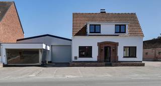 Cette maison rénovée avec entrepôt adjacent et espace commercial est située dans un excellent emplacement sur une voie de raccordement de...