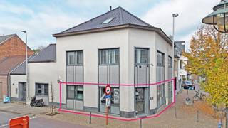 Dit handelspand (84m2) is gelegen op een toplocatie in het hartje te Lebbeke. Lokale handelaars, scholen en openbaar vervoer op wandelafstand.  De...