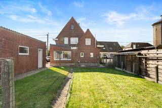 <p><strong>Alleenstaande woning</strong> met ruime zuidwestgerichte tuin.<br /><br /><strong>3 slaapkamers</strong> + extra zolderruimte.<br /><br /><strong>Lichtrijke woonkamer</strong> en tweede leefruimte.<br /><br /><strong>Garage met bergingen</strong> + oprit voor 3 wagens.<br /><br /></p>