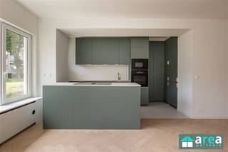<p><span>Dit modern gelijkvloers appartement met 2 slaapkamers bevindt zich in een goed onderhouden residentieel gebouw in de hippe BoHo wijk, tussen het Zurenborg en Moorkensplein. Het betreft een volledig gerenoveerd appartement met oog op detail. Dankzij de uitstekende ligging bevindt u zich op een steenworp van tal van hippe adresjes, gezellige cafés en restaurants. Bovendien biedt de directe omgeving een uitgebreid aanbod aan voorzieningen: winkels, scholen, apotheken en openbaar vervoer zijn allemaal vlot bereikbaar. </span></p><p><span> </span></p><p><span>Ideaal om er direct zelf in te gaan wonen of als veilige investering!</span></p><p><span>Oud EPC, nieuw EPC in opmaak (deze zal gunstiger zijn)!</span></p><p><span> </span></p><p><span>Grootste troeven:</span></p><p><span>-Centrale, gegeerde locatie</span></p><p><span>-Totaalrenovatie 2026, eerste ingebruikname!</span></p><p><span>-Eiken visgraat parketvloer </span></p><p><span>-Volledig geïnstalleerde luxe keuken</span></p><p><span>-Voorzien van een ruime inloopdouche</span></p><p><span>-Lichtinval en open zicht</span></p><p><span>-Incl. kelderberging</span></p><p><span> </span></p><p><span>Indeling: </span></p><p><span>De ruime living (25m²) met eiken parketvloer geniet van veel lichtinval en vloeit over in de volledig geïnstalleerde open keuken (8m²) met composieten werkblad en kookeiland. De inkomhal beschikt over handige ingemaakte kasten alsook een berging. Verder treffen we de strakke badkamer (5m²) met inloopdouche, dubbele lavabo en inbouw kraanwerk. Aan achterzijde bevinden zich de 2 slaapkamers (16m² & 10m²). Tot slot is er nog een apart toilet beschikbaar.</span></p><p><span> </span></p><p><span>Voor meer informatie kan u terecht bij Area Partners. INFO@area.be of 03/284.60.60</span></p>