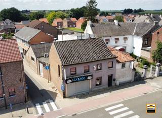 Handelspand met bovenliggend appartement te koop in het centrum van Heers.GEEN RENOVATIEPLICHT (LABEL D) In het centrum van Heers vinden we de...