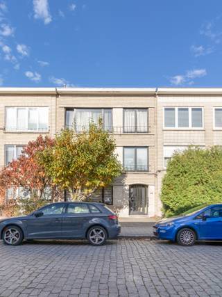 <p>In de Pater Damiaanstraat, in het hart van de Oosterveldwijk in Wilrijk, vind je dit gelijkvloers appartement. De wijk zelf is misschien wel de grootste troef: een rustige, vriendelijke plek waar mensen elkaar nog echt groeten. Alles ligt op wandelafstand, zoals de bakker, supermarkten, het groen in de buurt en de kleine plekjes waar het gewoon fijn is om rond te lopen. Belangrijke invalswegen zijn ook vlakbij, waardoor je snel in de stad bent of op de autosnelweg rijdt.</p><p><br /></p><p>Wanneer je binnenkomt, kom je in de inkomhal terecht, met aansluitend de woonkamer en de uitgeruste open keuken. Via de nachthal bereik je het achterste deel van het appartement, waar het rustig is. Daar liggen twee grote slaapkamers (16 en 12 m²) naast elkaar, beide met zicht op de tuin. De badkamer ligt vlakbij en is praktisch ingericht, met een ruime inloopdouche, dubbele lavabo en een toilet. Daarnaast heb je nog een berging in het appartement alsook een apart gastentoilet.</p><p>Achteraan ligt de grote tuin met terras, groot genoeg om er echt iets mee te doen. ’s Ochtends een koffie, in de zomer barbecueën of gewoon even buiten zitten zonder het huis te verlaten.</p><p>Kortom, een instapklaar appartement in een fijne wijk. Misschien wel precies wat je zoekt.</p><p><br /></p><ul><li>Volledig gerenoveerd</li><li>Grote tuin = 150m²</li><li>Zeer lage gemeenschappelijke kosten: 8,5 euro per maand</li><li>Individuele meters</li><li>Rustig gelegen nabij parken, openbaar vervoer en supermarkten</li><li>Eén kelderberging</li><li>Het appartement wordt momenteel verhuurd voor 1100 euro per maand.</li></ul>