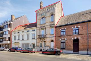 <p><strong>Diest: karaktervolle Art Deco-woning te koop in centrum Diest</strong></p>
<p>Deze unieke eigendom combineert wonen en werken op een uitzonderlijke manier en is gelegen op een gunstige locatie in Diest. De prachtige <strong>Art Deco-gevel</strong> geeft de hoofdwoning een bijzonder karakter. Ideaal voor vrije beroepen, een zelfstandige activiteit of wie wonen en werken wil combineren.</p>
<p>De woning verkeert in goede staat en kan mits een lichte opfrissing volledig naar eigen smaak worden ingericht. De ruime tuin, garage voor vier wagens en extra parkeerplaatsen zorgen voor extra comfort en privacy.</p>
<p><strong>Indeling:</strong></p>
<strong>Nr. 13:</strong> inkomhal, toilet, wachtzaal, praktijkruimte en bureel<br /><br /><strong>Nr. 11:</strong> inkomhal, wachtzaal, toilet, praktijkruimte en berging, verbonden via een bureel<br /><br /><strong>Nr. 9:</strong>
<ul><li><strong>Kelder</strong></li><li><strong>Gelijkvloers:</strong> inkomhal, zitkamer, bar, gastentoilet, woonkamer, eetplaats, keuken en bijkeuken</li><li><strong>Eerste verdieping:</strong> bibliotheek, wasplaats, masterbedroom met dressing en badkamer, twee slaapkamers, tweede badkamer en berging (mogelijke derde slaapkamer)</li><li><strong>Tweede verdieping:</strong> twee slaapkamers en berging (mogelijkheid badkamer/toilet)</li><li><strong>Zolder:</strong> bergruimte met mogelijkheid tot extra slaapkamers</li></ul>
<strong>Buiten:</strong> deels overdekt terras, ruime tuin, garage voor vier wagens en twee staanplaatsen
<p><strong>Troeven:</strong></p>
<ul><li>Twee praktijkruimtes met aparte toegangen</li><li>Garage voor vier wagens + extra parkeerplaatsen</li><li>Ruime tuin met veel privacy</li></ul>
<p>Ontdek deze veelzijdige eigendom en plan vandaag nog uw bezoek.</p>
<p><strong>JOUW WONING. JOUW PRAKTIJK. JOUW MOGELIJKHEDEN. ZO GEVONDEN!</strong></p>