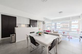 Het appartement is gelegen op de derde verdieping van een kleinschalige residentie. Het  appartement werd volledig vernieuwd in 2022 en heeft twee ruime slaapkamers. De woonkamer heeft een open geinstalleerde keuken met toegang tot het terras. Er is een apart gastentoilet en een badkamer met inloopdouche. <br /><br />Indeling: <br />- Inkomhall<br />- Gastentoilet<br />- Woonkamer met geïnstalleerde keuken voorzien van frigo, diepvries, inductie kookvuur, afwasmachine en heel wat kastruimte<br />- Zonnig terras aan de voorzijde<br />- Badkamer met inloopdouche en lavabo, met aansluiting voor wasmachine<br />- Gastentoilet<br />- Slaapkamer 1<br />- Slaapkamer 2<br />- Terras aan de achterzijde<br />- Privatieve kelderberging<br /><br />Troeven: <br />- Kleinschalige residentie<br />- 1 appartement per verdiep<br />- Recent gerenoveerd (2022)<br />- Toplocatie in het centrum Middelkerke<br />- Op de hoek aan de Zeedijk<br />- Conforme elektrische keuring<br />- Ruime slaapkamers<br />- Recente gevelrenovatie!<br />- EPC label B<br /><br />Interesse in dit top appartement aan zee met twee slaapkamers? Neem vandaag nog contact op met ons kantoor voor uw plaatsbezoek!<br /><br /><br />Bestuursmaatregelen in het maatregelenregister: nee