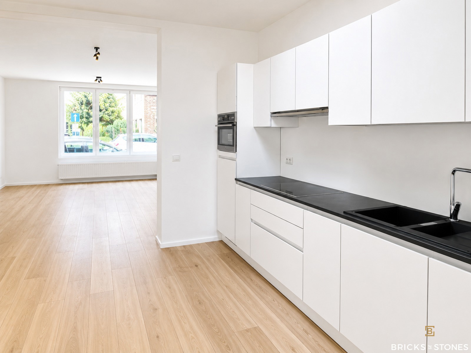 Gerenoveerd appartement met 2 slaapkamers en tuin! - foto 2