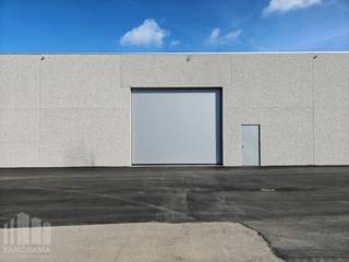 Uitstekend gelegen nieuwbouw <strong>KMO-unit van 653 m² te huur</strong>, op slechts 450 m van de op- en afrit 10 <strong>Beernem </strong>van de E40.<br /><br />De opslagruimte beschikt over een vrije hoogte van 6 m en is toegankelijk via een automatische sectionale poort met een aparte toegangsdeur. Daarnaast is de loods uitgerust met een lichtstraat met rookluik, de nodige elektriciteitsvoorzieningen en energiezuinige LED-verlichting.<br /><br />Op het terrein is ruime parkeer- en manoeuvreerruimte voorzien. Beschikbaar vanaf september 2026.<br />De ruimte is geschikt voor zowel <strong>opslag als uitvoeren activiteiten.</strong><br />Tevens is het mogelijk om andere oppervlaktes te huren.<br /><br />Contacteer<strong> PANORAMA B2B</strong> voor bijkomende (technische) inlichtingen, plannen of een vrijblijvend plaatsbezoek via <strong>0479 01 70 70</strong>.