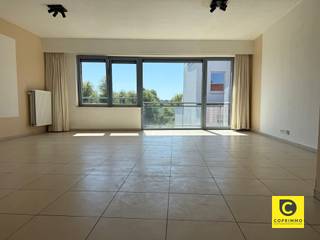 <p><span> </span></p><p><span>Gezellig en lichtrijk appartement van 87 m² in hartje Boom</span></p><p><span> </span></p><p><span>Ontdek dit aangename appartement van 87 m², gelegen in het hart van Boom. Dankzij de centrale ligging, de praktische indeling en de aangename lichtinval biedt dit appartement een comfortabele en veelzijdige woonomgeving.</span></p><p><span> </span></p><p><span>Indeling</span></p><p><span>Het appartement beschikt over twee ruime slaapkamers, ideaal voor een gezin, koppel of wie graag een aparte thuiswerkplek voorziet.</span></p><p><span>De lichtrijke woonkamer sluit naadloos aan op de open keuken en vormt zo een gezellige, open leefruimte. De grote ramen zorgen voor een aangename natuurlijke lichtinval. De moderne keuken is praktisch ingericht en voorzien van de nodige toestellen.</span></p><p><span>Verder beschikt het appartement over een verzorgde badkamer met ligbad en een apart toilet. Daarnaast is er een handige aparte berging, uitgerust met een wasmachine en droogkast.</span></p><p><span> </span></p><p><span>Extra troeven</span></p><ul><li><span>87 m² woonoppervlakte</span></li><li><span>2 ruime slaapkamers</span></li><li><span>EPC-label B</span></li><li><span>Lift aanwezig</span></li><li><span>Doorloopappartement</span></li><li><span>Veel natuurlijke lichtinval</span></li><li><span>Aparte berging met wasmachine en droogkast</span></li><li><span>Lage algemene onkosten: slechts € 60/maand</span></li><li><span>Centrale ligging in Boom</span></li><li><span>Onmiddellijk beschikbaar</span></li></ul><p><span>Een comfortabel en praktisch appartement op een centrale locatie, met alle nodige voorzieningen binnen handbereik.</span></p><p><span> </span></p>
