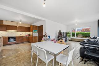 In het centrum van Tielt-Winge vindt u deze verrassend ruime, deels gerenoveerde woning met een uitzonderlijk aantal slaapkamers.Met maar liefst 6...