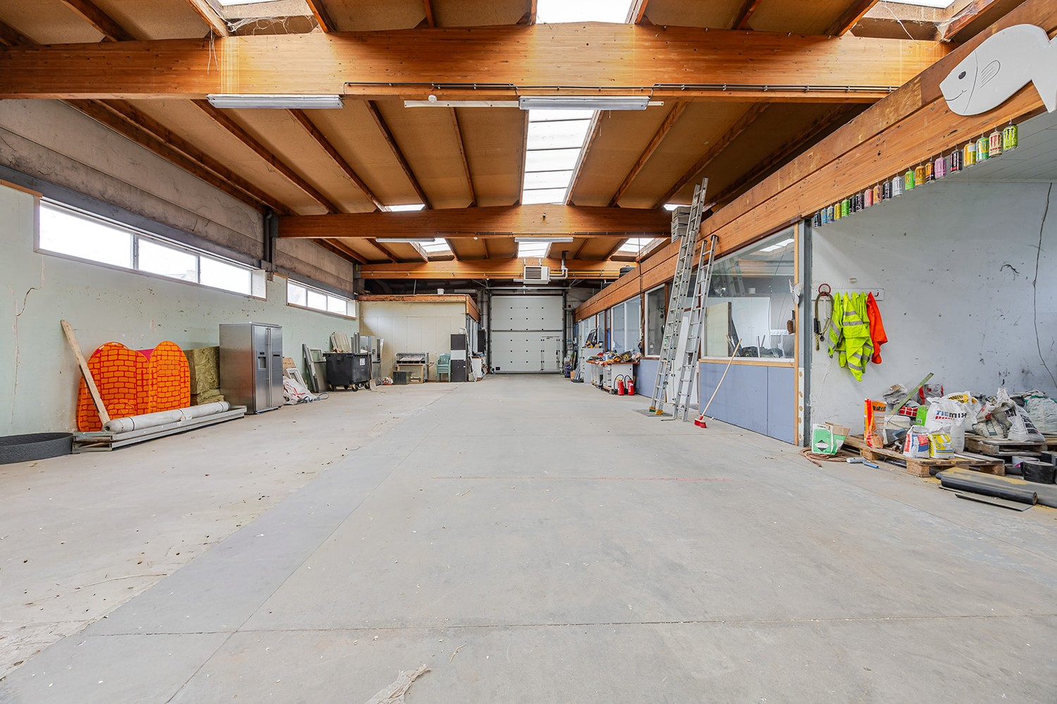Instapklaar bedrijfspand met magazijn van 260 m², kantoren en mooi duplexappartement - foto 4