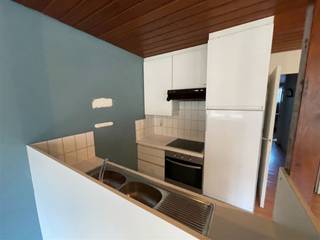 <p><span>Centraal gelegen appartement : inkom, living, open ingerichte keuken, badkamer, toilet, slaapkamer.  Geen syndic kosten, Waterverbruik 20 euro.  Vrij op 01/12/2026.  Epc 345 kWh/m².  Voor info of bezoek, bel 056.21.58.00 of www.immo-lvb.be, naar pand gaan en afspraak inboeken.</span></p>