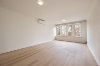 Excellently located south of Rivierenhof Park, quiet close to green but still easily accessible.Layout: Deep garage for three cars's back to back...