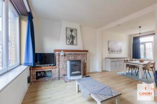 Deze interessante <strong>opbrengsteigendom</strong> met ruime handelsruimte en een bovenliggend appartement is gunstig gelegen nabij het centrum van Mariakerke.<br /><br />Op het gelijkvloers bevindt zich een <strong>grote commerciële ruimte</strong> van ca. 195 m². Deze polyvalente ruimte is toegankelijk via een <strong>grote garagepoort</strong> en beschikt daarnaast over een <strong>aparte bureauruimte</strong>, waardoor ze geschikt is voor verschillende professionele activiteiten zoals opslag, atelier of werkplaats.<br />Boven de handelsruimte bevindt zich een twee slaapkamer appartement dat bestaat uit een leefruimte met eetplaats en living, een keuken, een badkamer en een praktische wasplaats. Op het bovenste verdiep bevinden er zich<strong> twee slaapkamers</strong>.<br /><br />Bent u op zoek naar een unieke locatie om uw zaak te starten en erboven te wonen of te verhuren? Neem gerust contact met ons op voor het maken van een afspraak 09 278 88 88.<br />