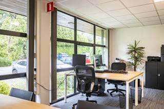 Op zoek naar een inspirerende werkplek? Dan is het hoog tijd om je thuisbureau in te wisselen voor een kantoor bij Office Center Ternat!Zij bieden...