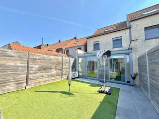 Bent u op zoek naar een verzorgde woning waar u onmiddellijk kunt intrekken zonder zorgen? of een ideale investering? Dan is deze charmante woning in Bassevelde zeker een bezoek waard.<br />Gelegen op een perceel van 135 m² geniet deze woning van een zeer gunstige ligging, dicht bij alle dagelijkse voorzieningen. De woning werd grondig gerenoveerd in 2006-2007 en verkeert vandaag in een uitstekende staat van onderhoud.<br />Op het gelijkvloers vindt u een aangename leefruimte die naadloos overgaat in een verwarmde en gekoelde leefveranda, waardoor u het hele jaar door kunt genieten van extra wooncomfort. De recente open keuken is praktisch ingericht en vormt het hart van de woning. Verder beschikt het gelijkvloers over een badkamer met douche en toilet.<br />De eerste verdieping omvat drie leuke slaapkamers. De mooi afgewerkte zolder is tevens een extra troef, ideaal als extra bergruimte of extra slaapkamer.<br />Ook op technisch vlak scoort deze woning uitstekend. Zo beschikt ze over een vernieuwd dak, dubbele beglazing met rolluiken, centrale verwarming op aardgas, conforme elektriciteit, muur- en dakisolatie én een gunstig EPC zonder renovatieverplichting. Bovendien is de woning volledig asbestvrij.<br />Buiten geniet u van een onderhoudsvriendelijke tuin met een ruime tuinberging. Parkeren kan eenvoudig voor de deur.<br /><br />Meer info of een bezoek? Stuur gerust een e-mail naar hallo@wijsvastgoed.be, dan bellen wij u op voor een WIJS bezoek !