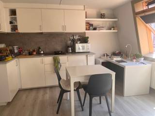 ONLY FOR STUDENTS: Cool bright studio, in Paris Street, on the corner with side street of Old Market. The studio has a sleeping area, desk, and equipped kitchen. Bathroom with shower, sink and toilet. 2 Large velux windows bathe the studio in light. <br />Immediately available.<br />Rent 695 + 150 € provision for utilities and internet.