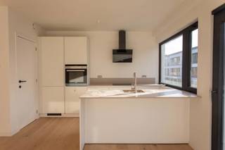 Dit prachtig appartement is gelegen in het hart van Stabroek en combineert stijlvol wonen met hedendaags comfort. De woonruimte met open keuken...