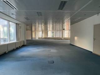 Uitstekend gelegen lichtrijke kantoren van 819 m² te huur op amper 200 m van de bedrijvige Gemeenschappenlaan met onmiddellijke verbinding (slechts...