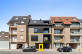 Groot nieuwbouwappartement (100,4m2) gelegen op wandelstand van strand, openbaar vervoer en winkels. Kleine residentie die uitgeeft in de...