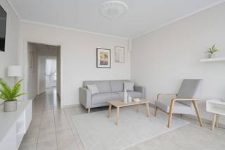 In een rustige wijk in het hartje van Diksmuide, op de 2de verdieping in een verzorgde residentie, treffen we dit instapklaar appartement aan. <br /><br />Dit gezellige appartement ligt op wandelafstand van het centrum, openbaar vervoer, scholen, station, stadspark... De eigendom bevat een inkomhal met apart toilet, een lichtrijke leefruimte, een keuken met berging (kookplaat, dampkap, elektrische oven en spoelbak) en een badkamer bestaande uit twee wastafels en een douchecabine. Daarnaast beschikt dit appartement over twee volwaardige slaapkamers en twee terrassen. Uiteraard is het appartement voorzien van dubbele beglazing &amp; centrale verwarming op aardgas. Elektriciteit, stadswater, riolering, aardgas en distributie zijn de aanwezige voorzieningen. <br /><br />Mogelijkheid om garage bij te kopen: €20.000.<br /><br />Ideaal voor eigen bewoning of als investering.<br /><br />Bij de foto's vind je een visualisatie die toont hoe de woonkamer en badkamer, met enkele aanpassingen, kan omgevormd worden tot een hedendaagse ruimte.<br /><br />