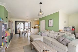 <p>Deze aangename 4-gevel bel-etagewoning combineert een praktische indeling met heel wat interessante troeven. De woning beschikt over een lichtrijke leefruimte waar het natuurlijke daglicht mooi binnenvalt en biedt daarnaast voldoende bergruimte. De keuken werd recent vernieuwd, net als de badkamer, waardoor reeds verschillende ruimtes een frisse en moderne uitstraling hebben.</p><p>Op technisch vlak beschikt de woning over een conforme elektrische installatie en centrale verwarming op aardgas. Verder is er een garage aanwezig en zijn er maar liefst twee private parkeerplaatsen op het eigen perceel, wat zorgt voor heel wat praktisch comfort.</p><p>De woning vormt een mooie basis voor wie op zoek is naar een bel-etage en deze verder naar eigen smaak en wensen wil moderniseren.</p><p>De woning beschikt over een EPC-label E, waardoor de wettelijke renovatieplicht van toepassing is.</p><p>Meer info: arno@woonvast.be of 0478 44 20 90</p>
