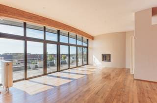 In Residentie Azimuth vindt u dit uitzonderlijk ruim en exclusief dakappartement op de zesde verdieping. Deze penthouse kenmerkt zich door...