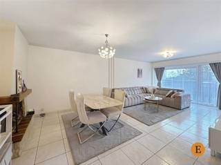 Centraal gelegen opbrengsteigendom met 2 slaapkamers en garagebox.Dit instapklare appartement biedt een aangename combinatie van comfort, licht en...