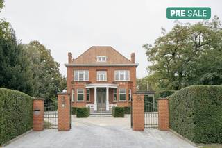This beautiful art deco house in Waregem is located on a beautiful plot of approximately 1482m² with the possibility to purchase additional land...