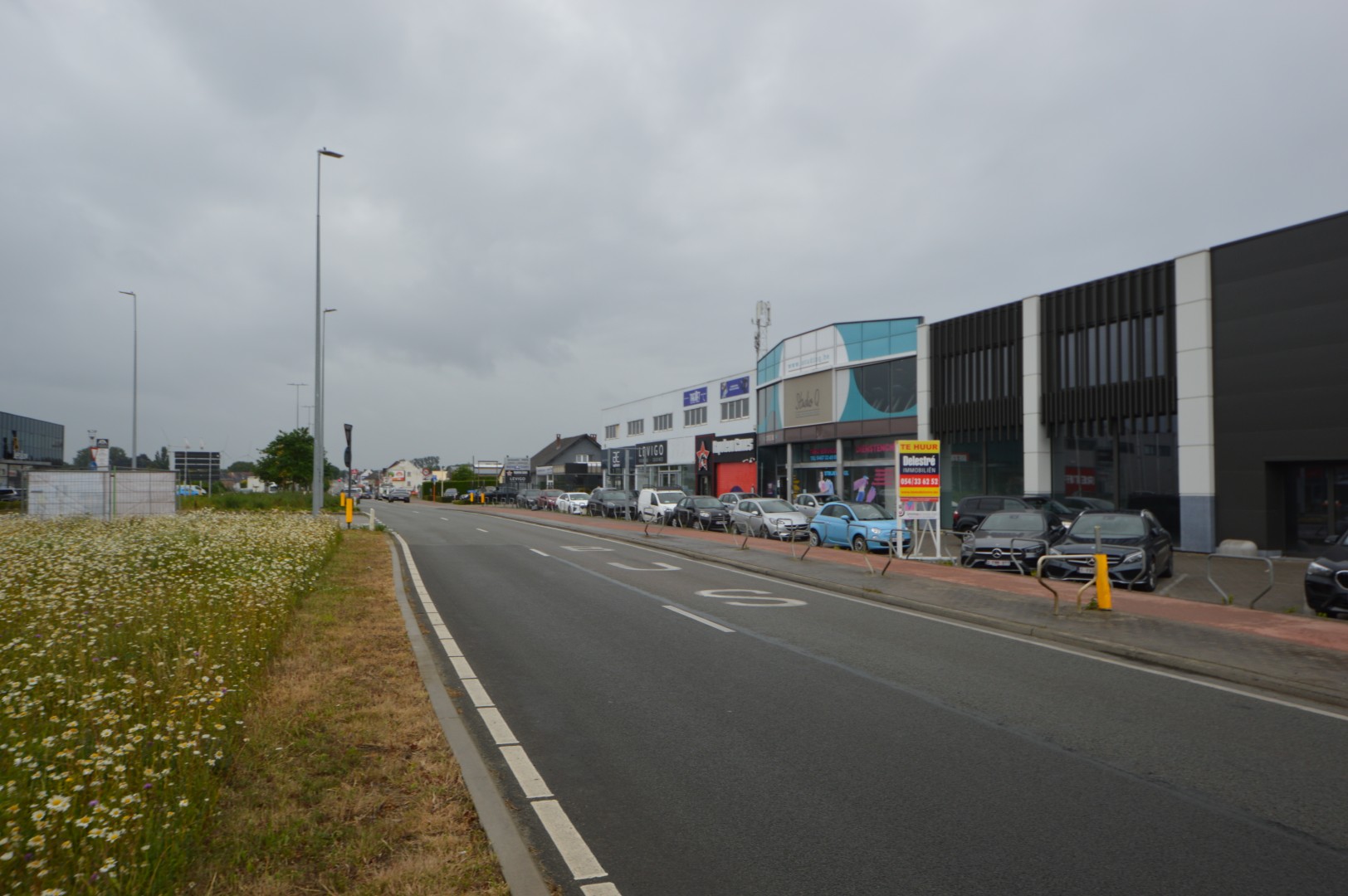 COMMERCIEEL GEBOUW BAANLOCATIE MET PARKING NABIJ MCDONALDS - foto 4