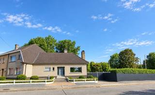 ZAT 26/9 – 1<sup>STE</sup> BEZOEKDAG OP AFSPRAAK BEL 0488.85.81.84 Exclusief landhuis op 2.917 m² met dubbele garage, prachtig zicht over de velden en optimale privacy.<br />Dit bijzonder ruime landhuis geniet van een prachtige, zeer landelijke ligging met open uitzicht over de omliggende velden. De groene omgeving, de ruimte rondom de woning en de uitstekende privacy zorgen voor een unieke woonbeleving. Met een bewoonbare oppervlakte van 215 m², vijf slaapkamers, twee badkamers, twee ruime zolderverdiepingen en een dubbele garage biedt deze eigendom bijzonder veel wooncomfort.<br />De gelijkvloerse verdieping verwelkomt u via een ruime inkomhal en beschikt over een gezellige woonkamer met massieve eiken parket en een inbouwcassette op hout. Aansluitend bevindt zich de ingerichte keuken. Verder zijn er op deze verdieping drie slaapkamers, een badkamer met ligbad en douche, een praktische berging en een apart toilet. Hierdoor is gelijkvloers wonen perfect mogelijk.<br />Op de verdieping bevinden zich nog twee ruime slaapkamers, een dressing met inbouwkasten en een tweede badkamer met douche en toilet. Daarnaast beschikt de woning over twee royale inrichtbare zolderruimtes, waarvan één bereikbaar is via een vaste trap. Beide zolders zijn geïsoleerd en voorzien van elektriciteit.<br />De woning werd doorheen de jaren zorgvuldig onderhouden en op verschillende vlakken aangepast. Zo werden onder meer isolatiewerken uitgevoerd, koperen dakgoten geplaatst en diverse technische en esthetische verbeteringen aangebracht. De elektrische installatie is conform gekeurd tot 2044.<br />Buiten komt het landelijke karakter van deze eigendom volledig tot zijn recht. De zuidoostgerichte tuin met terras geniet van veel privacy en een prachtig uitzicht over de velden. De aangelegde oprit in kasseien en de smeedijzeren hekken geven het geheel extra cachet. De dubbele garage biedt plaats aan twee wagens en daarnaast is er uitzonderlijk veel parkeergelegenheid op eigen terrein.<br />De woning wordt verwarmd via centrale verwarming op stookolie en beschikt eveneens over een inbouwcassette op hout. Aardgas is beschikbaar voor de deur en ook een alarminstallatie is aanwezig.<br />Een karaktervolle eigendom voor wie op zoek is naar ruimte, privacy, een prachtige groene omgeving en een uitgesproken landelijke woonbeleving.<br /> Voor meer inlichtingen of een afspraak op de kijkdag bel. 0488 85 81 84.<br /><br /><br /><br />